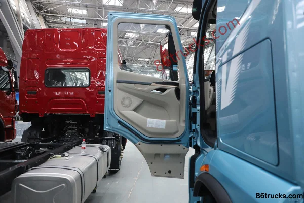DongfengLiuqi Chenglong H5V 6.9L Diesel 330 hp 4X2(6 wheels) WLY 10-Speed AMT Automatic 6.8m Cargo Truck Cab (1) | 86Trucks
