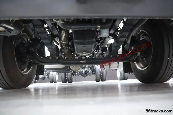 DongfengLiuqi ChenglongH5 270hp 4X2(6 wheels) 6.2m stake truck Chassis (1) | 86Trucks