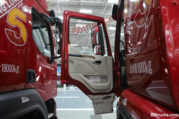 Dongfeng Liuqi Chenglong H5 Chuangfu Edition 245 hp 4X2(6 wheels) 9.7m Van Cargo Truck Cab (1) | 86Trucks