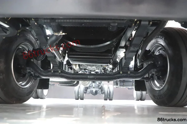 Dongfeng Liuqi Chenglong H5 Chuangfu Edition 245 hp 4X2(6 wheels) 9.7m Van Cargo Truck Chassis (1) | 86Trucks