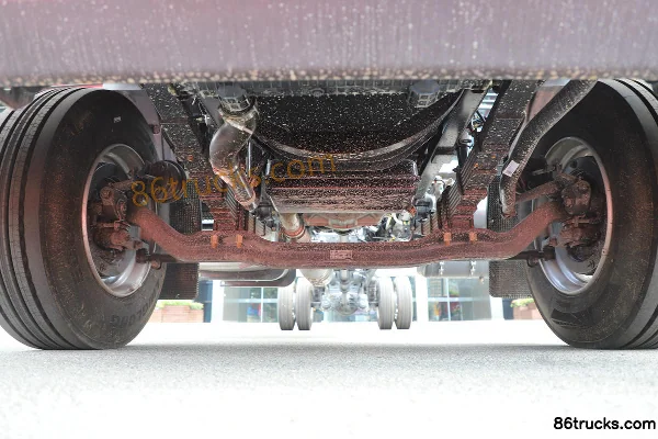 DongfengLiuqi ChenglongH5 260hp 4X2(6 wheels) 9.7m Box Cargo Truck Chassis (1) | 86Trucks