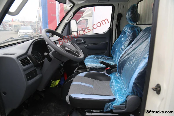 Foton Xiangling M2 Pro Luxury 2.0L 144hp 4X2(6 wheels) Gasoline 3.7m Single Row Stake Truck Cab (3) | 86Trucks