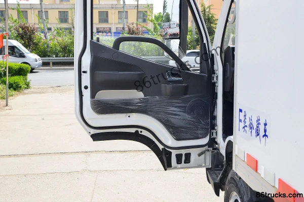 Foton Aoling Jieyun Youth Invincible Edition 146hp 4X2(6 wheels) 4.085m refrigerated truck Cab (2) | 86Trucks