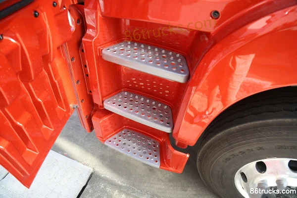 FAW Jiefang Qingdao JH6 heavy truck Zhixing Edition 480hp 6X4(10 wheels) LNG tractor truck (hydraulic retarder) Cab (3) | 86Trucks