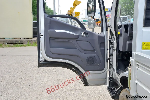 Foton Aoling New Jieyun Climbing Tiger 151hp 4X2(6 wheels) 4.17m Single Row Stake Light Truck Cab (2) | 86Trucks