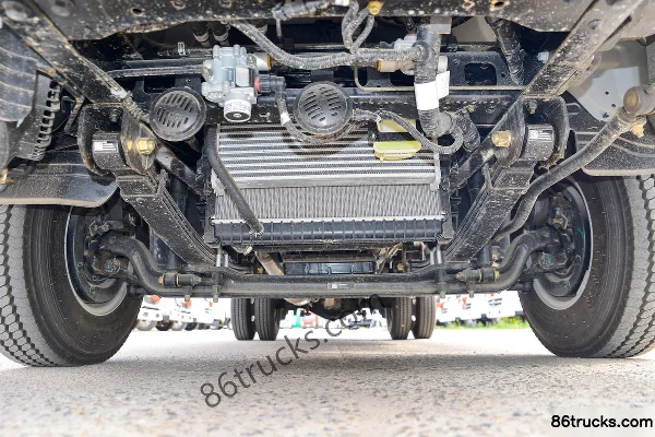 Foton Aoling New Jieyun Climbing Tiger 151hp 4X2(6 wheels) 4.17m Single Row Stake Light Truck Chassis (1) | 86Trucks