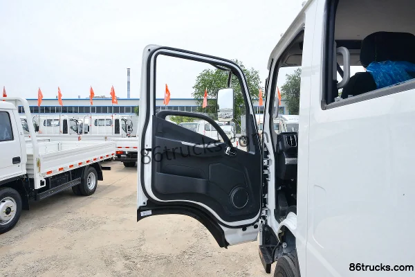Times Leader M5 2.5L Diesel 150hp 4X2(6 wheels) WLY 5-Speed Air Brake 3.12m Double Row Flatbed Light Truck Cab (1) | 86Trucks
