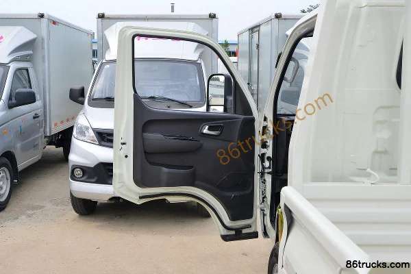 Foton Xiangling M2 1.5L 116 hp 4X2(6 wheels) Gasoline 3.7 m single-row flatbed micro truck (China VI) Cab (1) | 86Trucks
