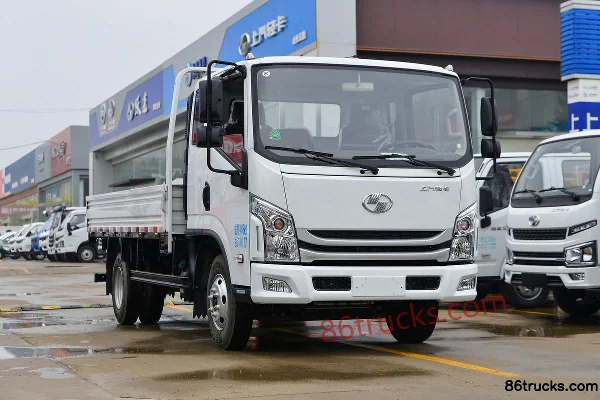 Yuejin Beyond C300 Value Edition 2.5L Diesel 160hp 4X2(6 wheels) WLY 6-Speed 3.82m Semi-Row Flatbed Truck Exterior