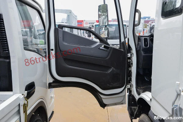 Yuejin Beyond C300 Value Edition 2.5L Diesel 160hp 4X2(6 wheels) WLY 6-Speed 3.82m Semi-Row Flatbed Truck Cab (2) | 86Trucks