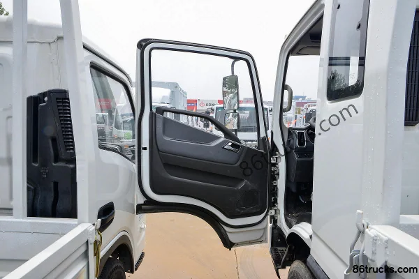 Yuejin Beyond C300 Value Edition 2.5L Diesel 160hp 4X2(6 wheels) WLY 6-Speed 3.82m Semi-Row Flatbed Truck Cab (1) | 86Trucks