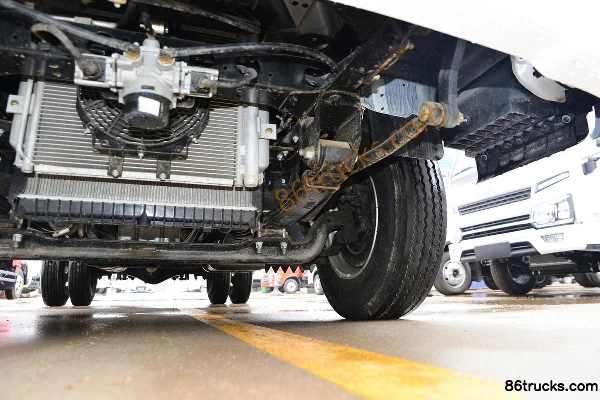 Yuejin Beyond C300 Value Edition 2.5L Diesel 160hp 4X2(6 wheels) WLY 6-Speed 3.82m Semi-Row Flatbed Truck Chassis (3) | 86Trucks
