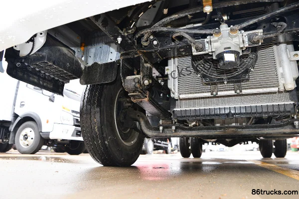Yuejin Beyond C300 Value Edition 2.5L Diesel 160hp 4X2(6 wheels) WLY 6-Speed 3.82m Semi-Row Flatbed Truck Chassis (2) | 86Trucks