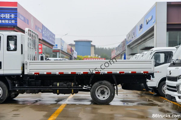 Yuejin Beyond C300 Value Edition 2.5L Diesel 160hp 4X2(6 wheels) WLY 6-Speed 3.82m Semi-Row Flatbed Truck Body (2) | 86Trucks