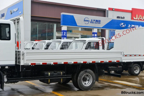Yuejin Beyond C300 Value Edition 2.5L Diesel 160hp 4X2(6 wheels) WLY 6-Speed 3.82m Semi-Row Flatbed Truck Body (1) | 86Trucks
