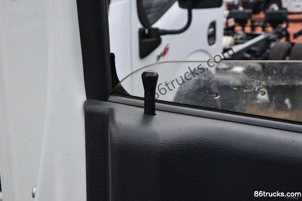 Yuejin Fuxing S100 1.6L 123 hp 4X2(6 wheels) gasoline 4.2m single-row flatbed light truck (China VI) Cab (3) | 86Trucks