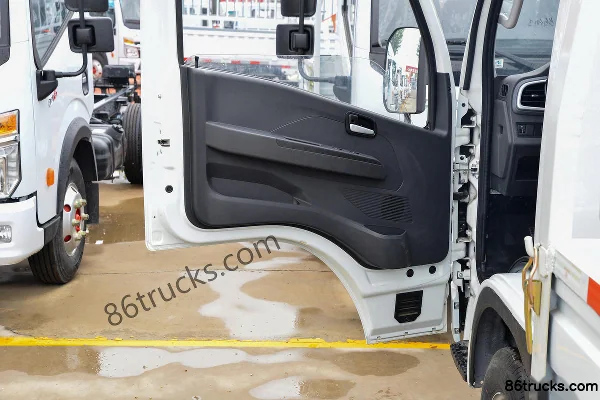 Yuejin Fuxing S100 1.6L 123 hp 4X2(6 wheels) gasoline 4.2m single-row flatbed light truck (China VI) Cab (2) | 86Trucks