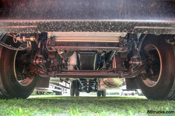 FAW Jiefang Qingdao JK6 260hp 4X2(6 wheels) 6.8m LNG Van Truck Chassis (1) | 86Trucks