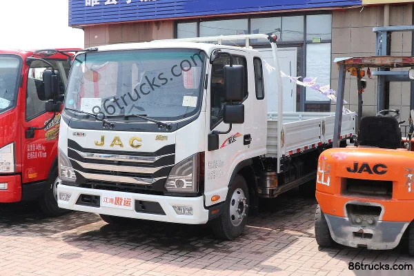JAC Aoyun 2.5L Diesel 170hp 4X2(6 wheels) JAC 6-speed Air Brake 3.85m Semi-row Flatbed Truck Exterior (3) | 86Trucks
