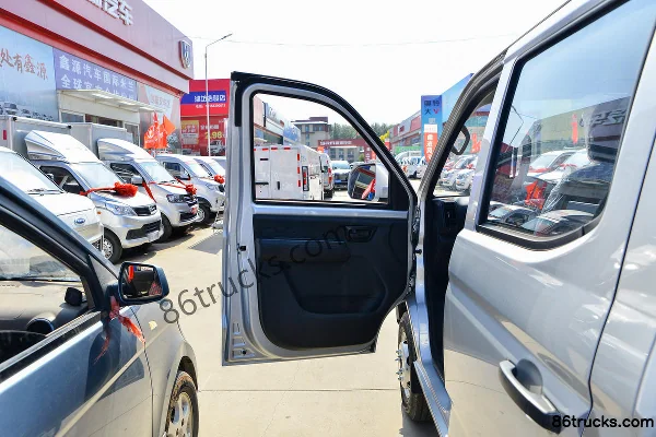 Dongfeng D72L 2015 LV0 1.6L 122 hp 4X2(6 wheels) gasoline 2.98m double-row flatbed micro truck Cab (1) | 86Trucks