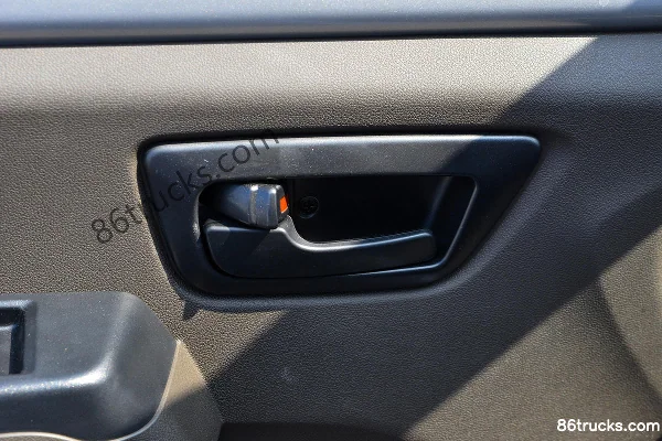 Dongfeng Chuangfu Niuka LV0 1.6L Gasoline 122 hp 4X2(6 wheels) 2.4m Double Row Van Mini Truck Cab (3) | 86Trucks