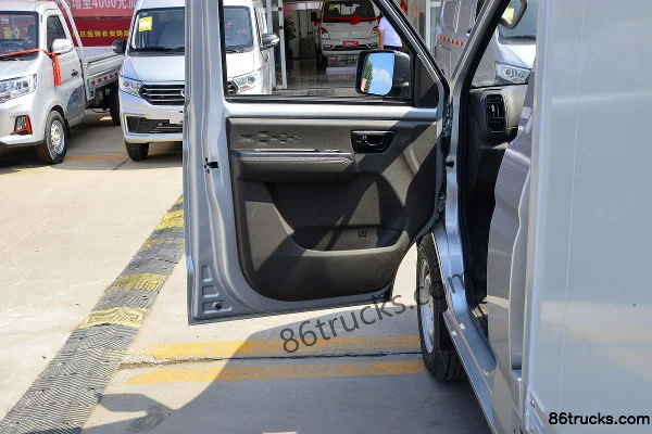 Dongfeng Chuangfu Niuka LV0 1.6L Gasoline 122 hp 4X2(6 wheels) 2.4m Double Row Van Mini Truck Cab (2) | 86Trucks