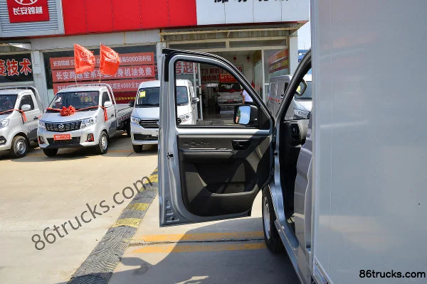 Dongfeng Chuangfu Niuka LV0 1.6L Gasoline 122 hp 4X2(6 wheels) 2.4m Double Row Van Mini Truck Cab (1) | 86Trucks