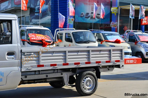 2008 Dongfeng K01 version longue finition de base 1.3L 82 ch 4X2(6 roues) mini camion 2,7 m Carrosserie (1) | 86Trucks