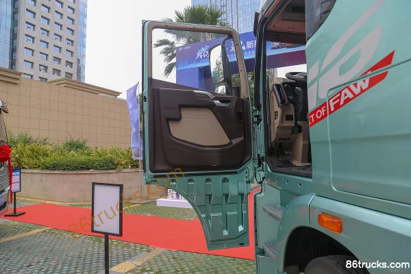FAW Jiefang Qingdao JH6 poids lourd Édition Leader 2.0 530 ch 8X4(12 roues) 9,4 m camion porteur à ridelles LNG Cabine (1) | 86Trucks