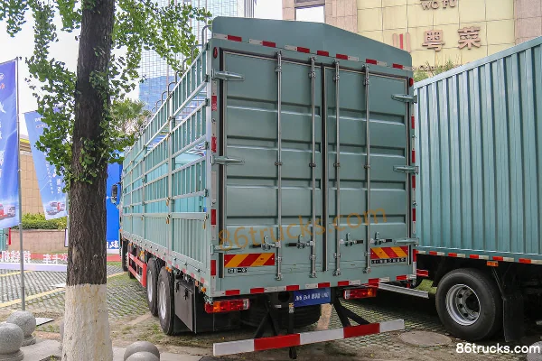 FAW Jiefang Qingdao JH6 poids lourd Édition Leader 2.0 530 ch 8X4(12 roues) 9,4 m camion porteur à ridelles LNG Carrosserie (1) | 86Trucks