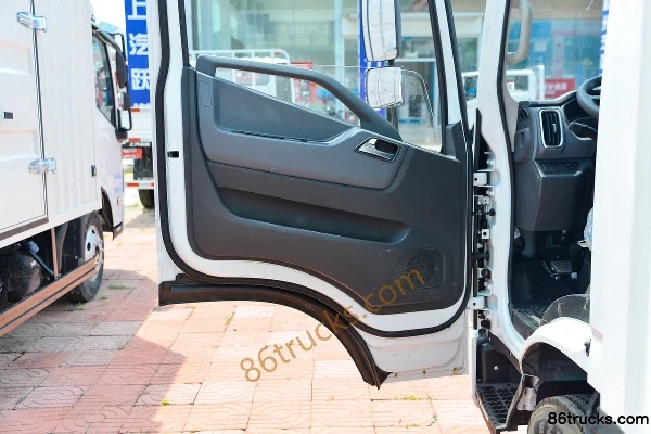 Yuejin Chao C300 155 hp 4X2(6 wheels) 4.17m single-row van box light truck (hydraulic tailgate) Cab (2) | 86Trucks