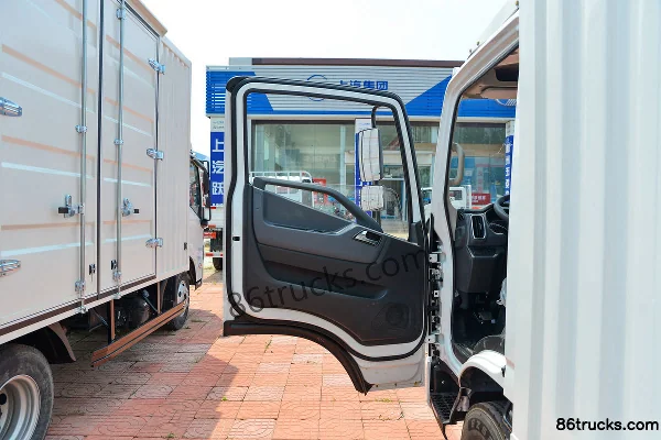 Yuejin Chao C300 155 hp 4X2(6 wheels) 4.17m single-row van box light truck (hydraulic tailgate) Cab (1) | 86Trucks
