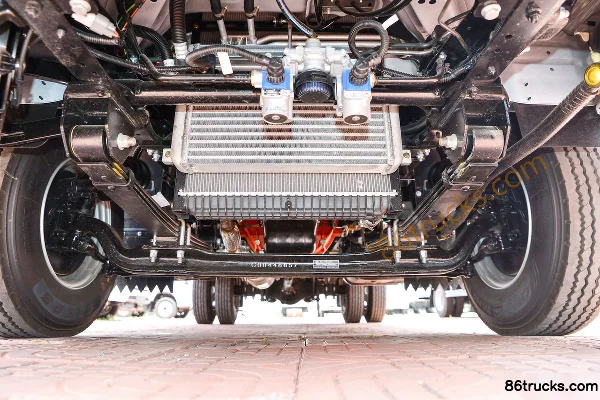 Yuejin Chao C300 155 hp 4X2(6 wheels) 4.17m single-row van box light truck (hydraulic tailgate) Chassis (1) | 86Trucks