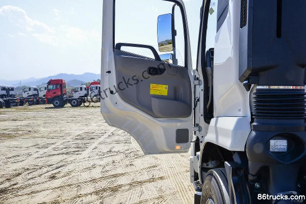Dongfeng Commercial Vehicle Dongfeng Tianjin VR 245hp 6X2(8 wheels) green sprinkler truck (Hongyu brand) Cab (2) | 86Trucks