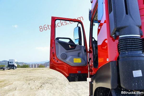 Dongfeng Commercial Vehicle Tianjin KR PLUS 300hp 6X2(8 wheels) 8.6m Stake Cargo Truck (High Roof Triple Sleeper) Cab (1) | 86Trucks