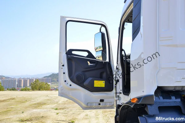 Dongfeng Commercial Vehicle Tianjin KR 210hp 4X2(6 wheels) fuel tanker truck (Chufei brand) (China VI) Cab (1) | 86Trucks