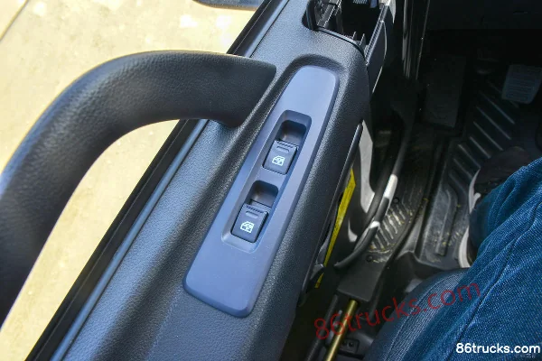 Dongfeng Commercial Vehicle Tianjin VR 225 hp 4X2(6 wheels) Truck-mounted Crane (Chengliwei brand) Cab (3) | 86Trucks