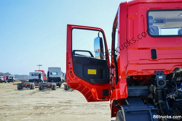 Dongfeng Commercial Vehicle Tianjin VR 225 hp 4X2(6 wheels) Truck-mounted Crane (Chengliwei brand) Cab (1) | 86Trucks