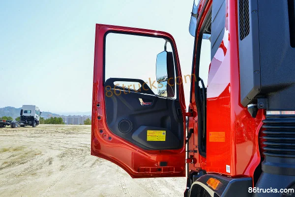 Dongfeng Tianjin KR 2026 6.2L Diesel 320 hp 4X2(6 wheels) Fast Gear 8-speed 9.8m Box Cargo Truck Cab (1) | 86Trucks