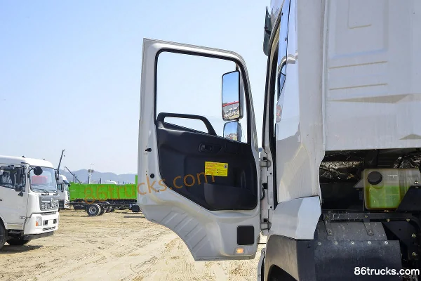Dongfeng Commercial Vehicle Tianlong VL Heavy Truck 350 hp 8X4(12 wheels) Bulk Feed Transport Truck (high roof) Cab (1) | 86Trucks
