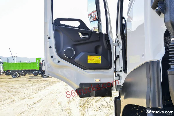 Dongfeng Commercial Vehicle Tianlong KL 385 ch 8X4(12 roues) camion de transport d'aliments en vrac Cabine (2) | 86Trucks