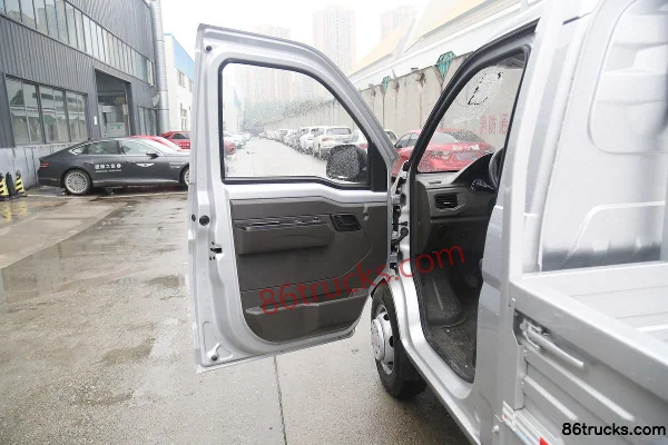 Wuling Rongguang New Card Basic Edition 2.0L 117 hp 4X2(6 wheels) CNG 3.69m Single Row Flatbed Mini Truck Cab (1) | 86Trucks
