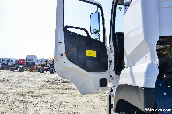 Dongfeng Commercial Vehicle Tianlong VL Heavy Truck 350 hp 8X4(12 wheels) Bulk Feed Transport Truck (flat roof) Cab (2) | 86Trucks