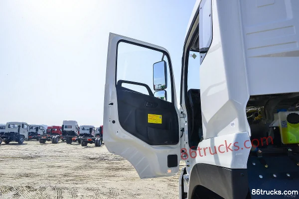 Dongfeng Commercial Vehicle Tianlong VL Heavy Truck 350 hp 8X4(12 wheels) Bulk Feed Transport Truck (flat roof) Cab (1) | 86Trucks