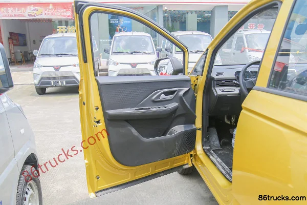 Lingshi Auto Gold Card 3.5T 2.61m Double Row Plug-in Hybrid Flatbed Micro Truck 13.26kWh 4X2(6 wheels) Interior (1) | 86Trucks
