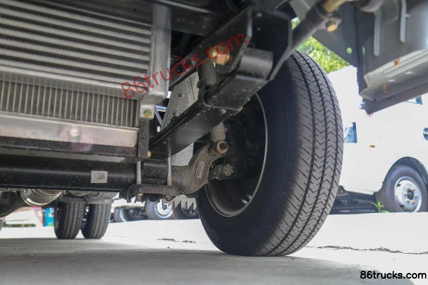 Dongfeng Xiaobawang W15 122hp 4X2(6 wheels) 3.8m semi-row flatbed mini truck Chassis (3) | 86Trucks