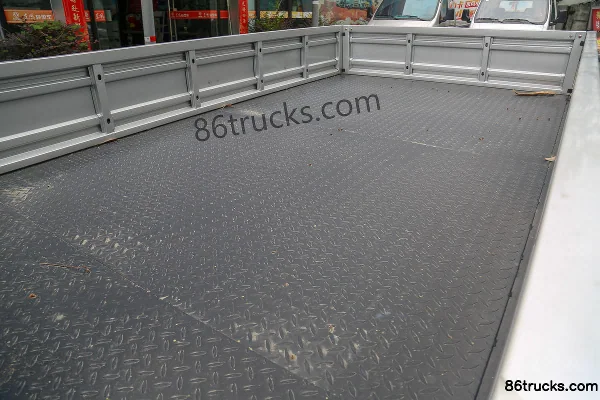 Dongfeng Xiaobawang W15 122hp 4X2(6 wheels) 3.8m semi-row flatbed mini truck Body (3) | 86Trucks