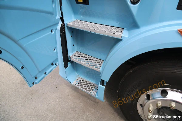 Sinotruk HOWO TH7 Heavy Truck 530hp 6X4(10 wheels) LNG Automatic Tractor Truck (Fast Gear 16-Speed) Cab (3) | 86Trucks
