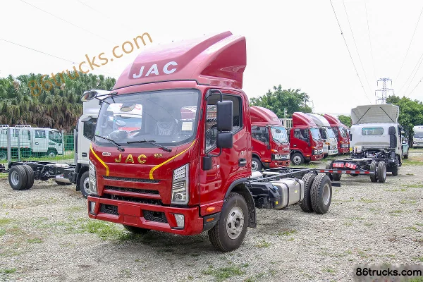 JAC Junling S9 Heavy-Duty Comfort Edition 170hp 4X2(6 wheels) 4.18m Single Row Stake Light Truck Exterior (3) | 86Trucks