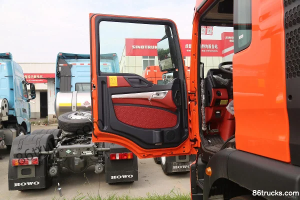 Sinotruk HOWO TX 270hp 4X2(6 wheels) 6.75m cage cargo truck (China VI) Cab (1) | 86Trucks